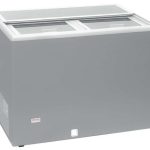 Enfriador de Botellas 300 litros Puertas Inox  de 1060 x670 x880h mm con ruedas AVEIRO AGF300 (COLOR GRIS)